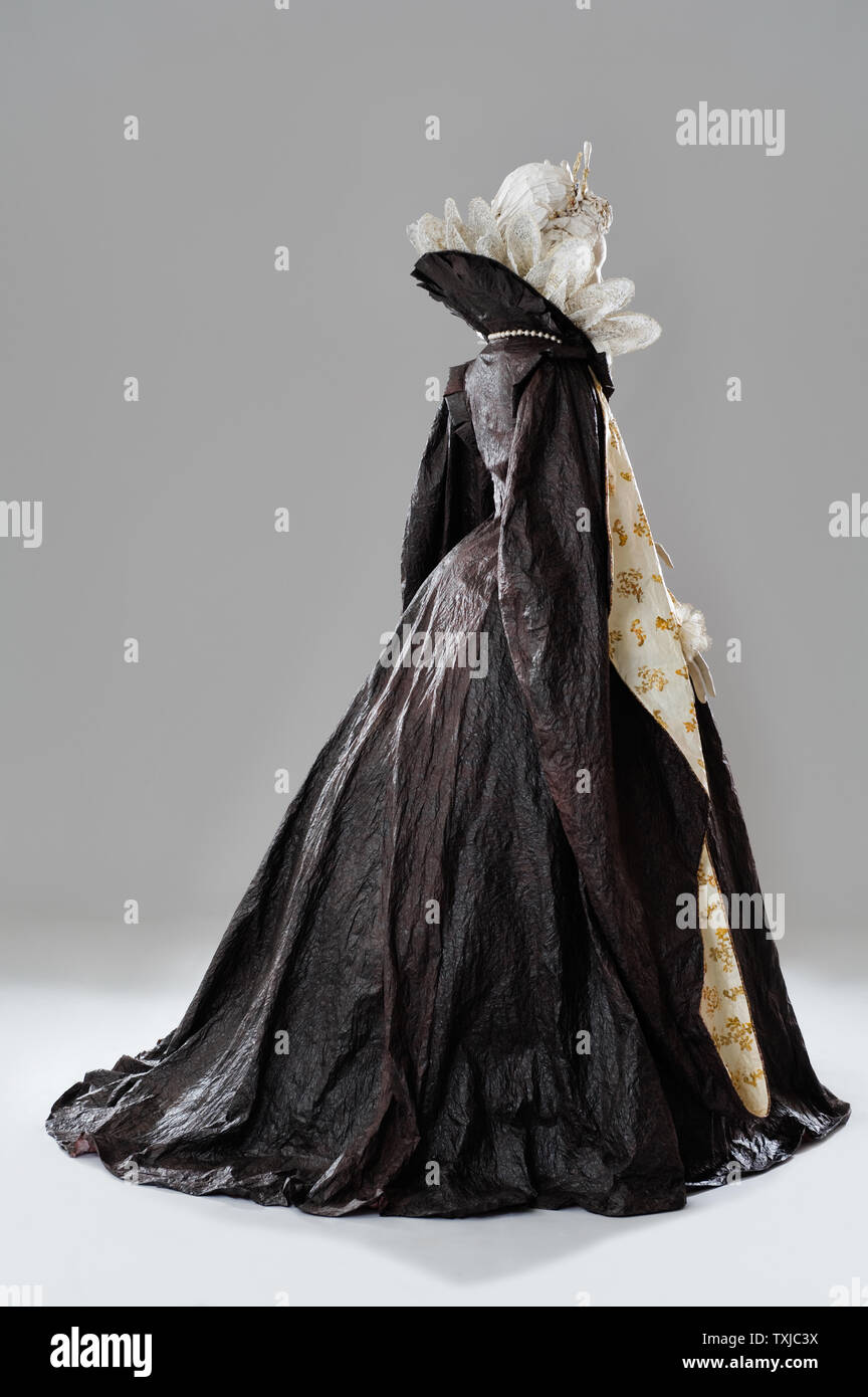 Mannequin tragen Elisabethanischen Papier Kostüm von Isabelle de Borchgrave Stockfoto