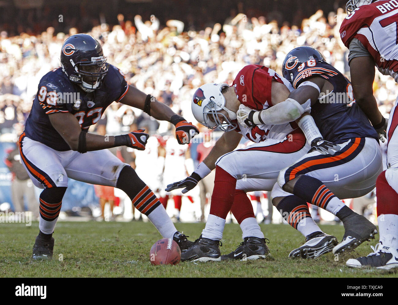 Arizona Cardinals Quarterback Kurt Warner (C) ist sacked durch Chicago Bears defensive Enden Alex Brown (R) und Adewale Ogunleye während des vierten Quartals mit dem Soldier Field in Chicago am 8. November 2009. Die Kardinäle 41-21 gewonnen. UPI/Brian Kersey Stockfoto