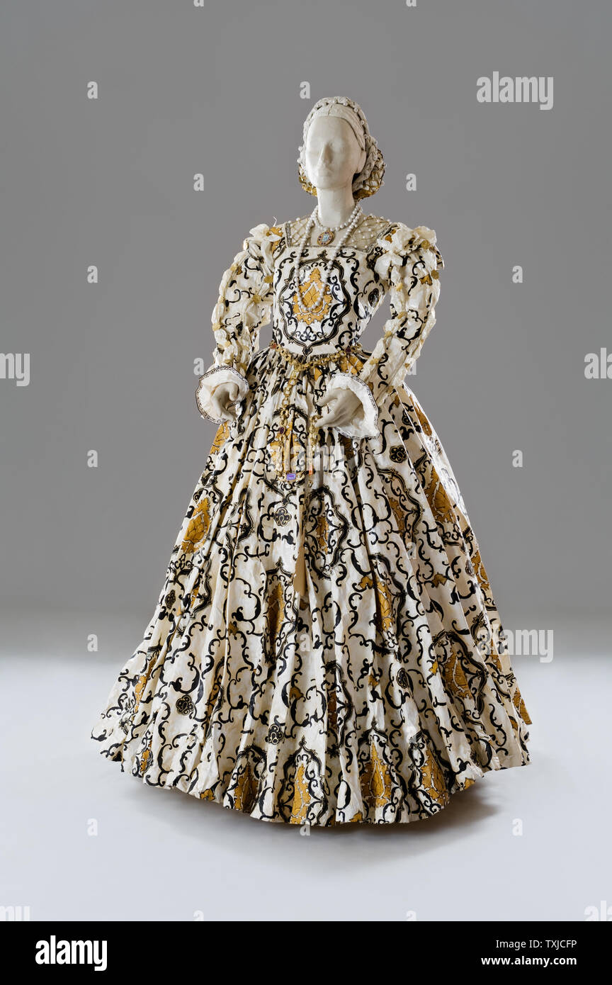 Mannequin tragen gemusterten Papier Kleid von Isabelle de Borchgrave Stockfoto