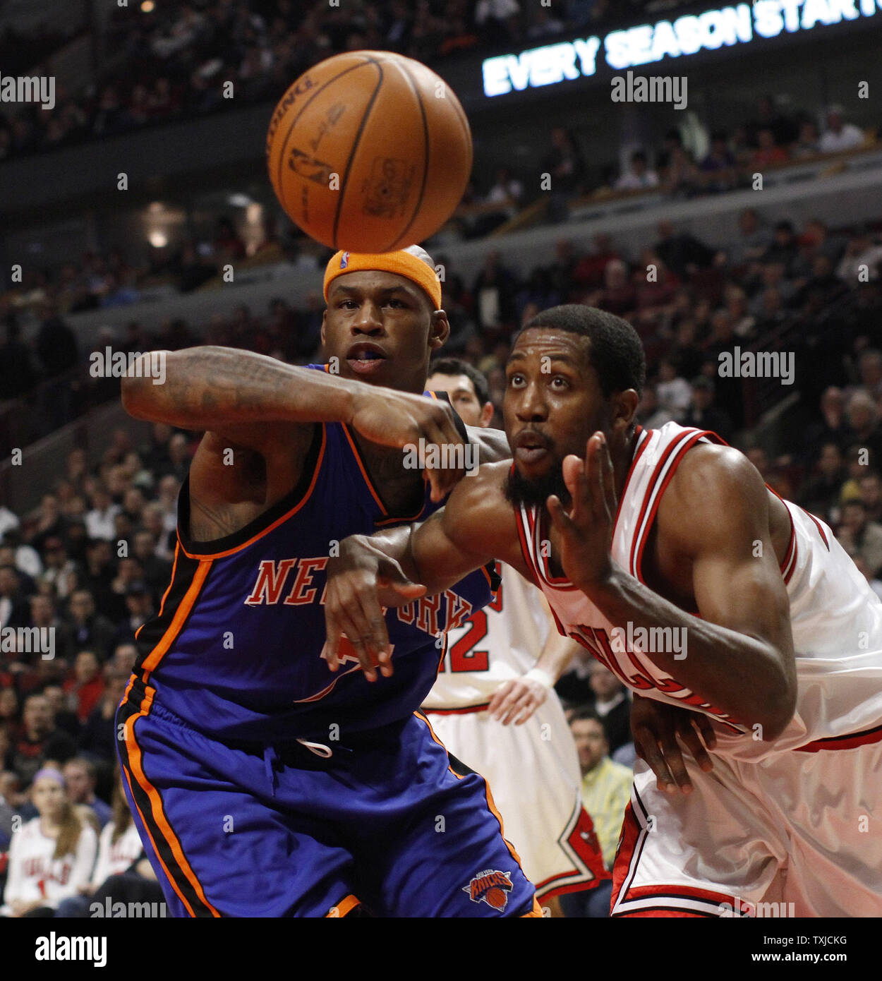 New York Knicks, Al Harrington (L) und Chicago Bulls guard John salmons für eine lose Kugel im zweiten Quartal in der vereinigten Mitte in Chicago gehen am 17. Dezember 2009. UPI/Brian Kersey Stockfoto