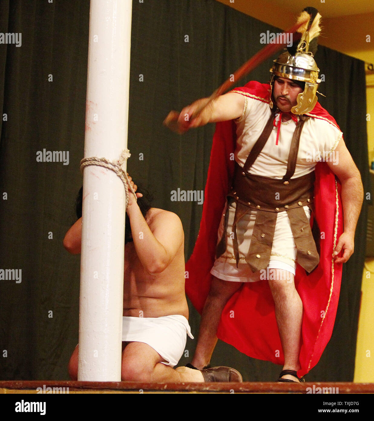 Salvador Zavala (L) spielt Jesus Christus, wie er von einem römischen Soldaten während der Via Crucis Leistung an die Vorsehung Gottes Katholische Kirche Ausgepeitscht am 2. April 2010 ist. Das Spiel ist Teil einer jährlichen Karfreitag reenactment der Stationen des Kreuzes, in der Christen von Chicagos Mexikanisch-Gemeinschaft von Pilsen aus jeder Station während eines 1,5 Meile März Akte durch die Nachbarschaft. UPI/Brian Kersey Stockfoto