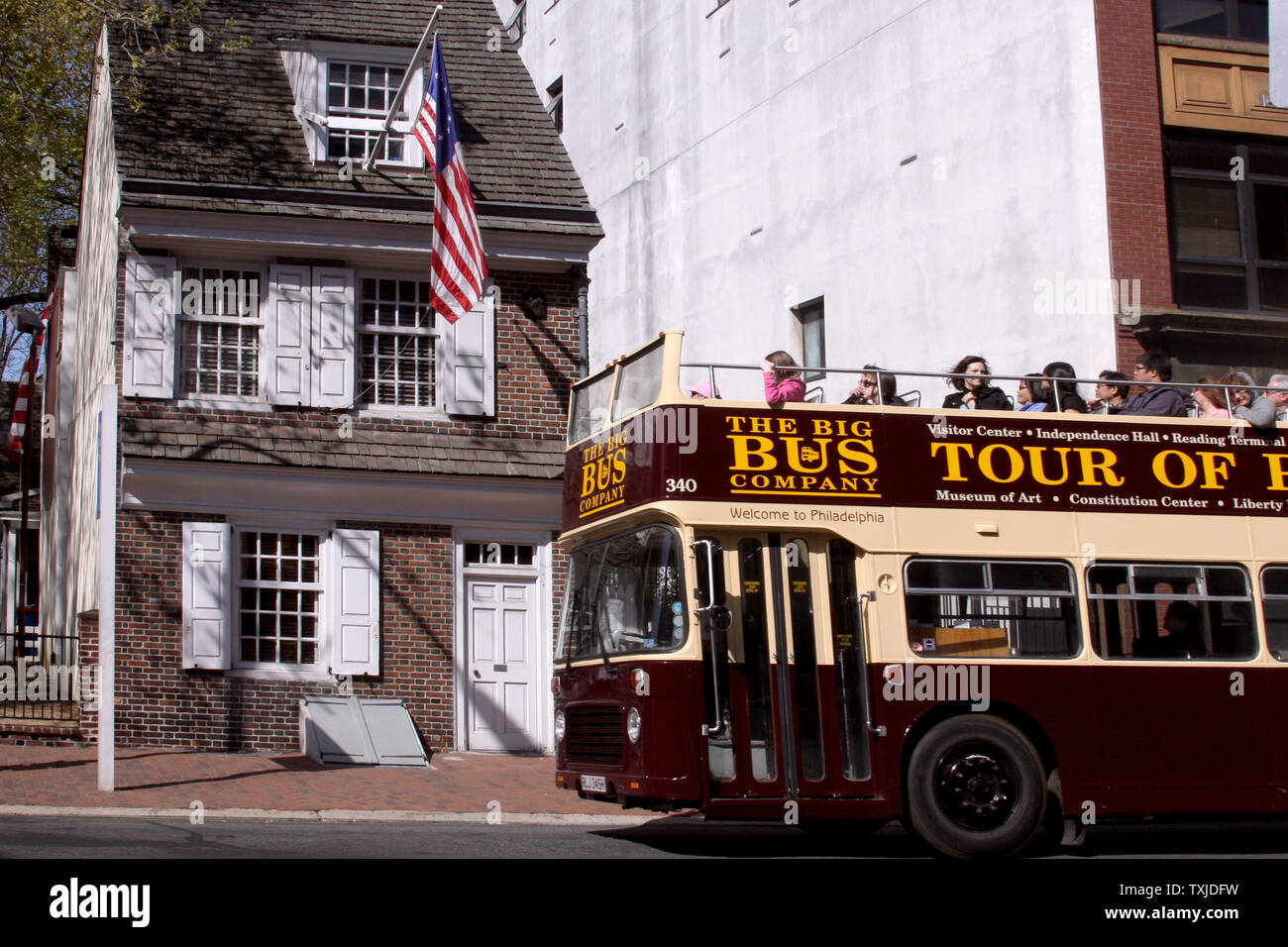 Touristen, die sich in der Big Bus Doppeldecker Fahrzeug vor Betsy Ross House in Philadelphia, PA, USA, Stockfoto