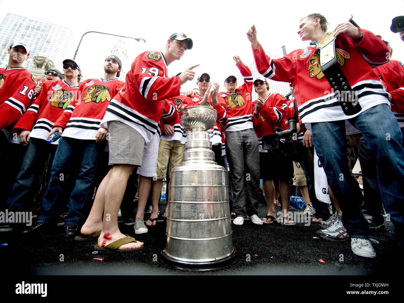 Team Captain Jonathan Toews und Teamkollegen Patric Kane Witz mit dem Stanly Cup als die Chicago Blackhawks feiern bei einem Sieg Parade und Kundgebung in Chicago am 11. Juni 2010. Die Blackhawks besiegten die Philadelphia Flyers Mittwoch der NHL Stanley Cup, ihre erste Meisterschaft in 49 Jahren zu gewinnen. UPI/Stephen J. Carrera Stockfoto