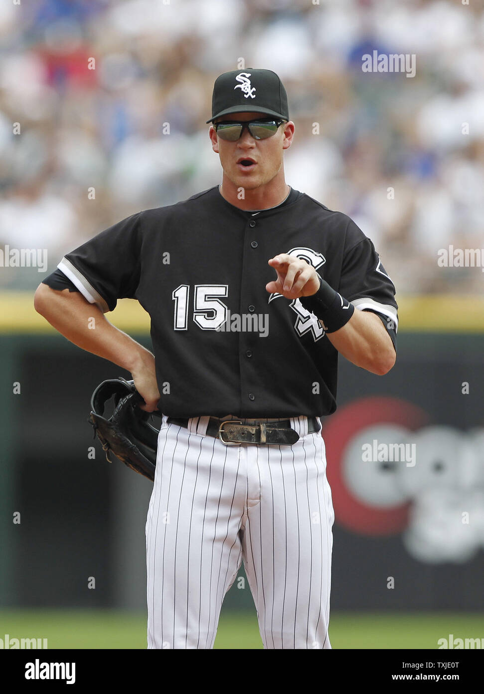 Chicago White Sox zweiter Basisspieler Gordon Beckham steht auf dem Feld im vierten Inning gegen die Chicago Cubs am U.S. Cellular Field in Chicago am 27. Juni 2010. Die Jungen gewann 8-6. UPI/Brian Kersey Stockfoto