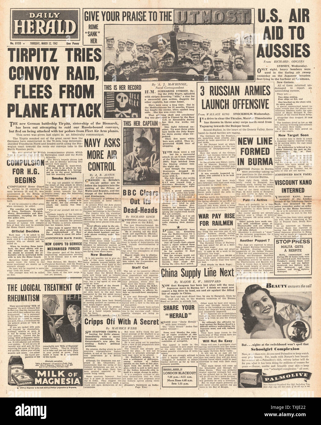 1942 Titelseite Daily Herald Battle for New Guinea, Wehrpflicht für die Home Guard und Schlachtschiff Tirpitz, das von Torpedo-Bombern angegriffen wurde Stockfoto