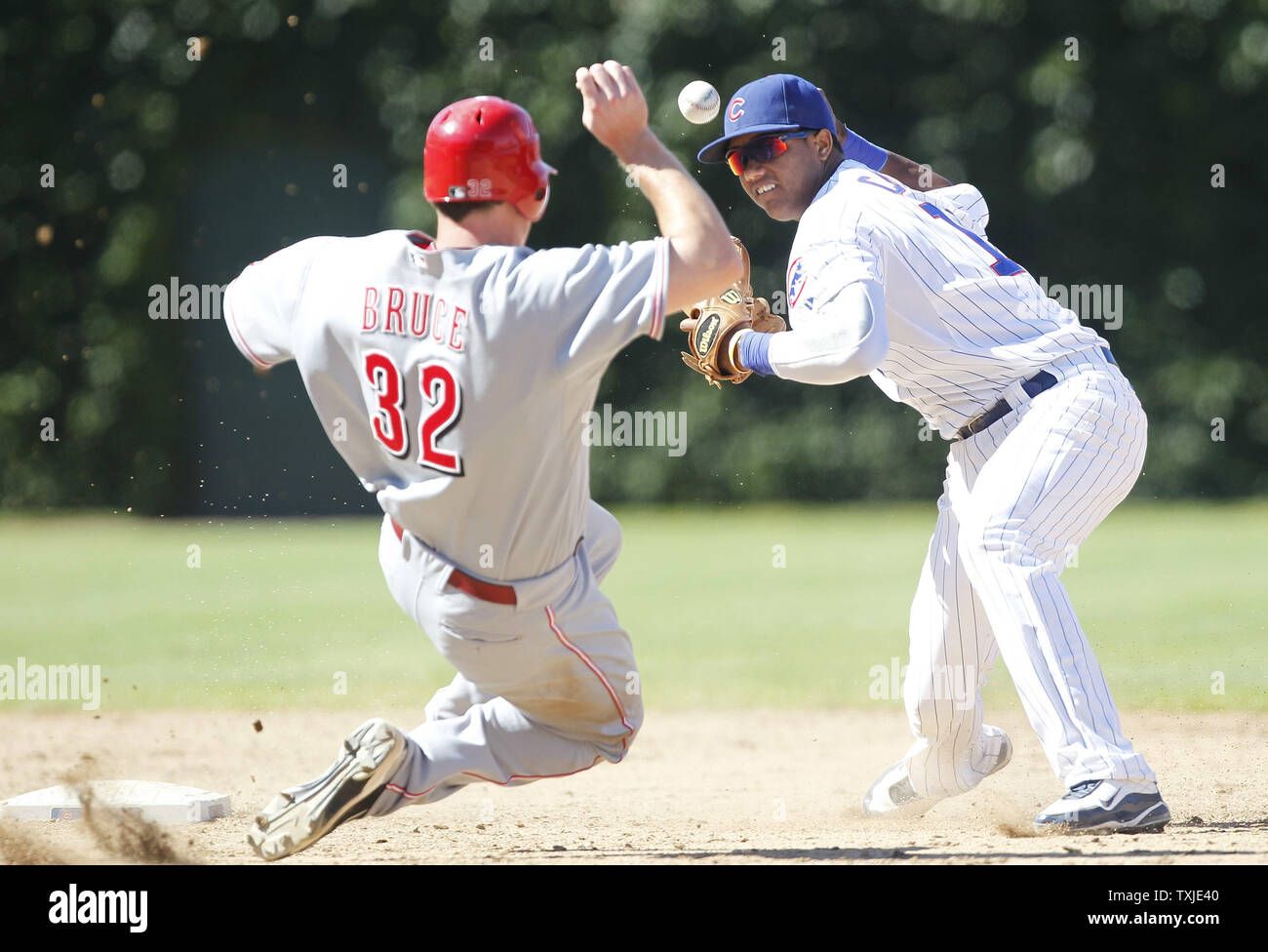 Chicago Cubs shortstop Starlin Castro (R) fällt die Kugel, Cincinnati Reds'Jay Bruce Folien in Ihn ein doppeltes Spiel auf einem Boden von Drew Stubbs während des 10 Inning am Wrigley Field in Chicago am 1. Juli 2010 zu brechen. Miguel Kairo gezählt auf dem Spiel. Die Reds gewannen 3-2 in 10 Innings. UPI/Brian Kersey Stockfoto