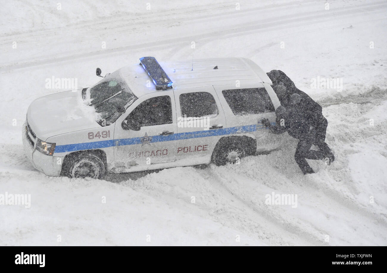 Chicago Polizisten arbeiten, um ein Fahrzeug in der Mitte der Straße in Chicago als weit reichende Blizzard über dem Mittelwesten am 2. Februar 2011 wütete stecken zu befreien. Von Mittwoch morgen Teile von Chicago hatte bereits 17 Zoll Schnee mit mehr auf die Art und Weise erhalten. UPI/Brian Kersey Stockfoto