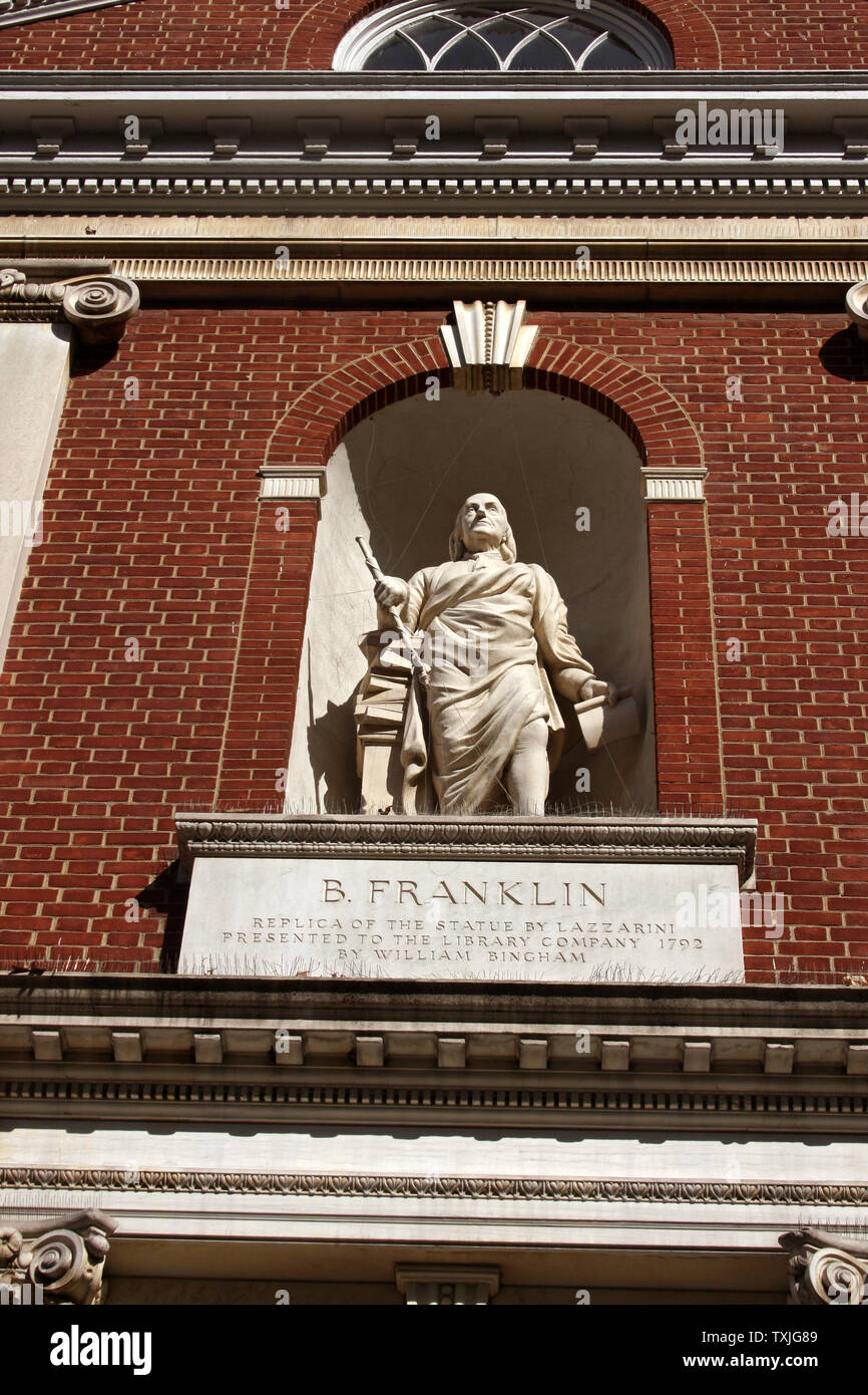 Die Statue von Benjamin Franklin auf der amerikanischen philosophischen Gesellschaft in Philadelphia, PA, USA Stockfoto