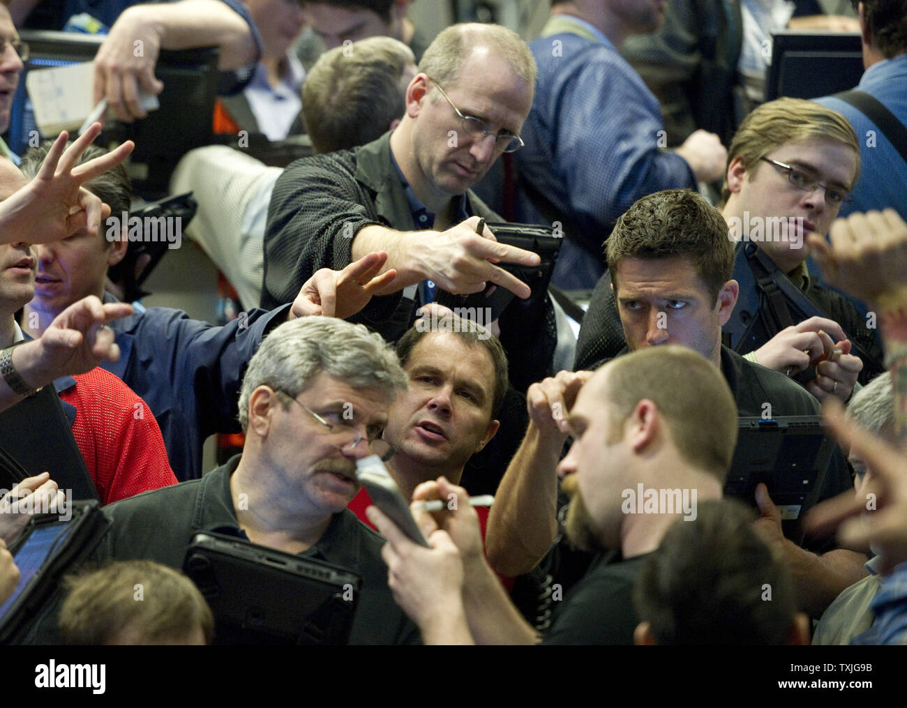 Händler arbeiten im S&P 500 Stock Index Optionen Grube an der Chicago Board Options Exchange am 15. März in Chicago 2011. Die Aktienmärkte rund um den Globus fiel scharf Dienstag, getrieben durch die Angst vor der Verschlechterung der nuklearen Krise in Japan nach der letzten Woche Erdbeben und Tsunami. UPI/Brian Kersey Stockfoto