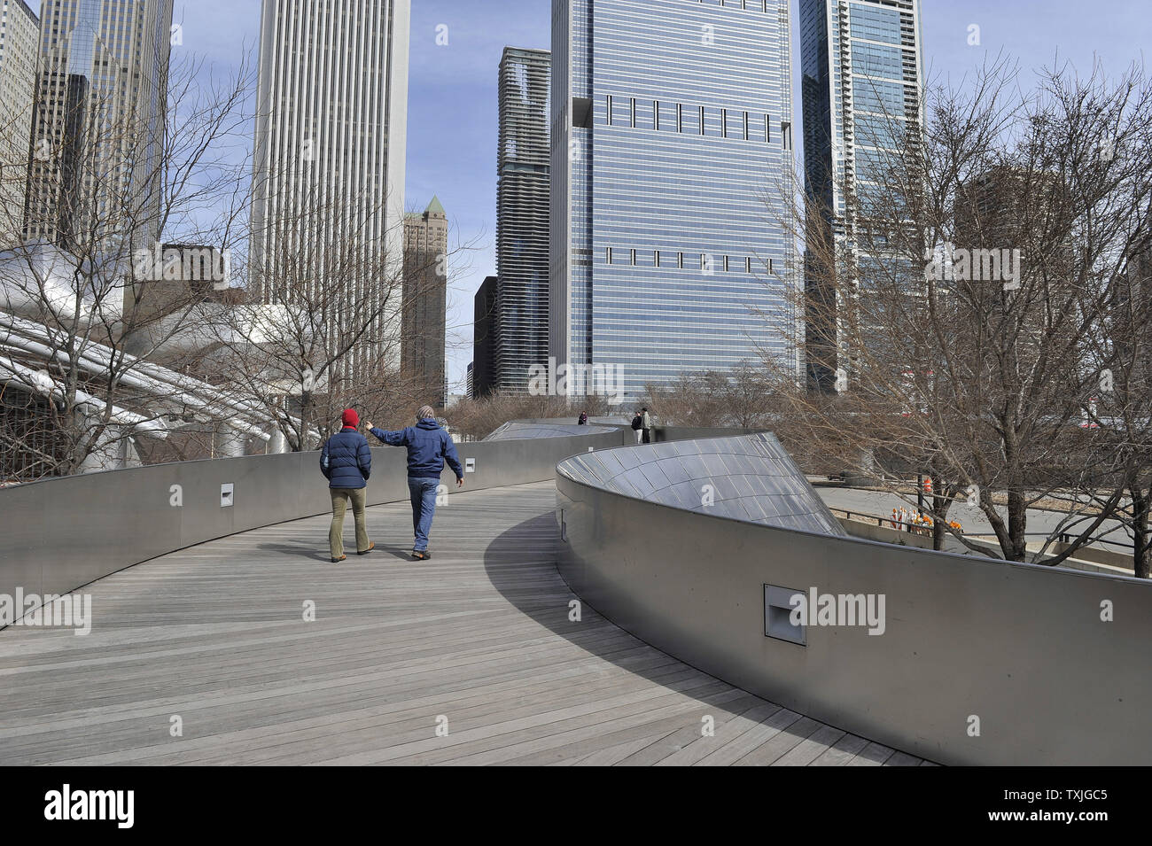 Menschen überqueren die BP Fußgängerbrücke, einen Balken Fußgängerbrücke über Columbus Drive verbindet den Millennium Park mit Bicentennial Daley Plaza, in der Millennium Park in Chicago am 31. März 2011. Die Brücke zusammen mit den Jay Pritzker Pavilion wurden von dem Architekten Frank Gehry entworfen. UPI/Brian Kersey Stockfoto