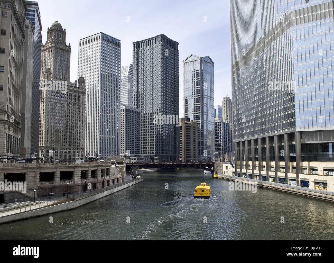 Der Trump Tower (R-L), den Vereinigten Gebäude, die Leo Burnett Gebäude Die Gebäude und 35 Unitrin East Wacker Drive stand entlang der Chicago River am 31. März in Chicago 2011. UPI/Brian Kersey Stockfoto