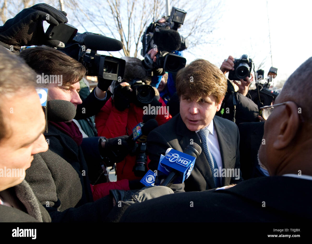 Ehemalige Illinois reg. Rod Blagojevich (C) spricht zu den Reportern als er sein Haus verlässt der Bundesgerichtshof für eine urteilsverkündung am 7. Dezember in Chicago 2011. Staatsanwälte fordern einen Satz von 15 bis 20 Jahren als Strafe für Blagojevich die Überzeugung am 18 kriminelle zählt im Zusammenhang mit der versuchten Verkauf eines US-Senat Sitz, illegale shakedowns für Kampagne finanziert und Lügen zu Bundesmittel UPI/Brian Kersey Stockfoto