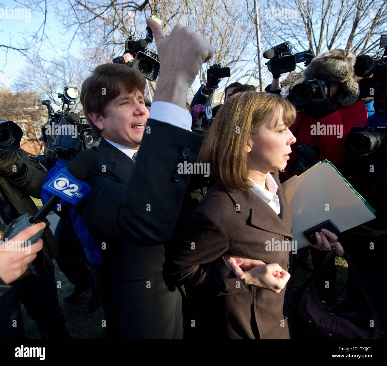 Ehemalige Illinois reg. Rod Blagojevich (L) wird von seiner Frau Patti geführt, wie sie ihr Haus verlassen zu Bundesgerichtshof für eine urteilsverkündung am 7. Dezember in Chicago 2011. Staatsanwälte fordern einen Satz von 15 bis 20 Jahren als Strafe für Blagojevich die Überzeugung am 18 kriminelle zählt im Zusammenhang mit der versuchten Verkauf eines US-Senat Sitz, illegale shakedowns für Kampagne finanziert und Lügen zu Bundesmittel UPI/Brian Kersey Stockfoto