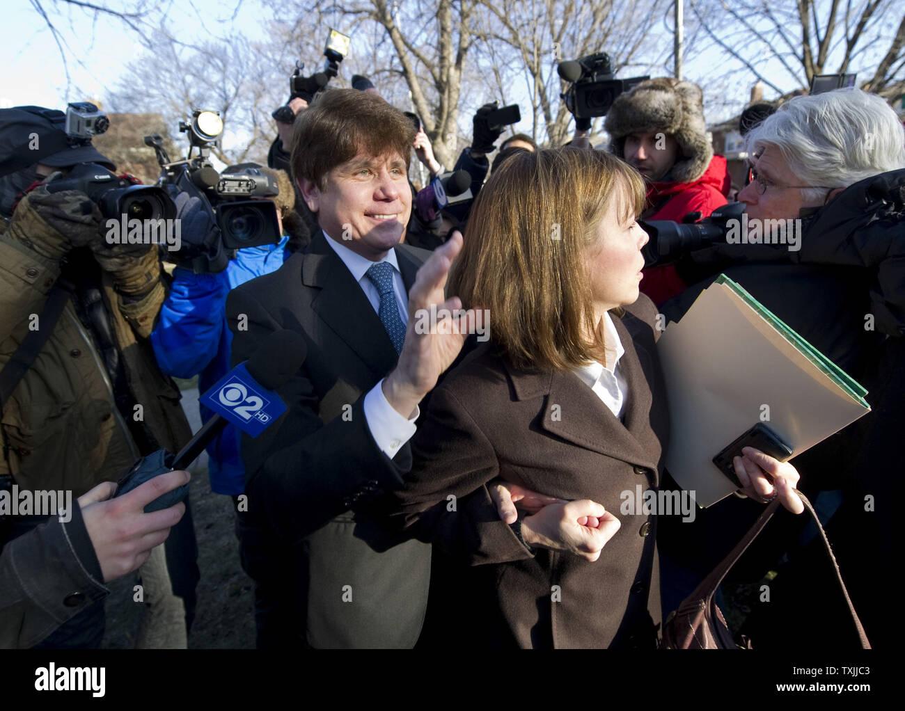 Ehemalige Illinois reg. Rod Blagojevich (L) wird von seiner Frau Patti geführt, wie sie ihr Haus verlassen zu Bundesgerichtshof für eine urteilsverkündung am 7. Dezember in Chicago 2011. Staatsanwälte fordern einen Satz von 15 bis 20 Jahren als Strafe für Blagojevich die Überzeugung am 18 kriminelle zählt im Zusammenhang mit der versuchten Verkauf eines US-Senat Sitz, illegale shakedowns für Kampagne finanziert und Lügen zu Bundesmittel UPI/Brian Kersey Stockfoto