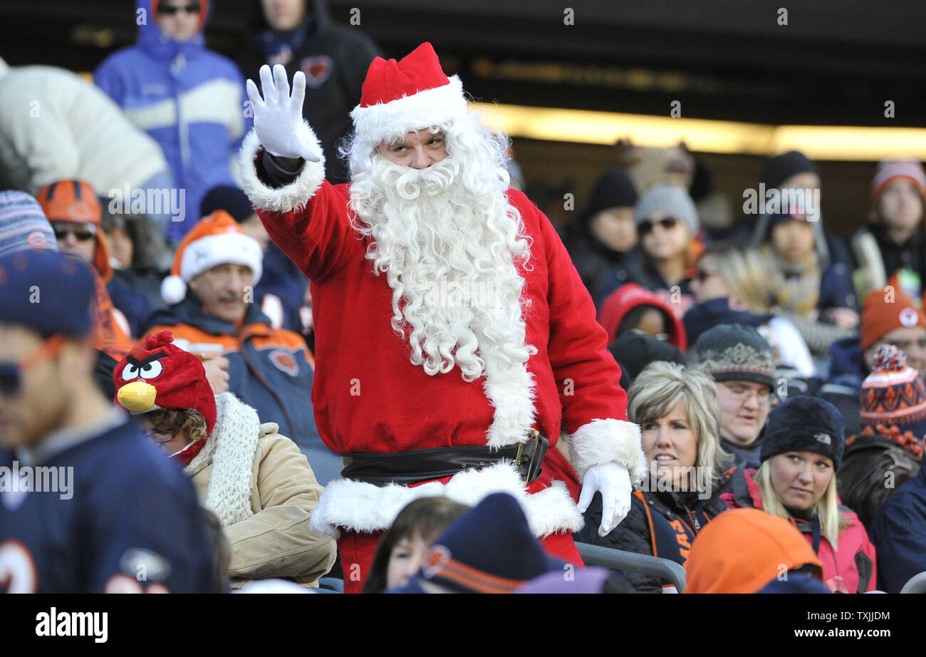 Santa Claus Wellen im vierten Quartal die Chicago Bears Seattle Seahawks Spiel bei dem Soldier Field am 18. Dezember in Chicago 2011. Die Seahawks gewann 38-14. UPI/Brian Kersey Stockfoto