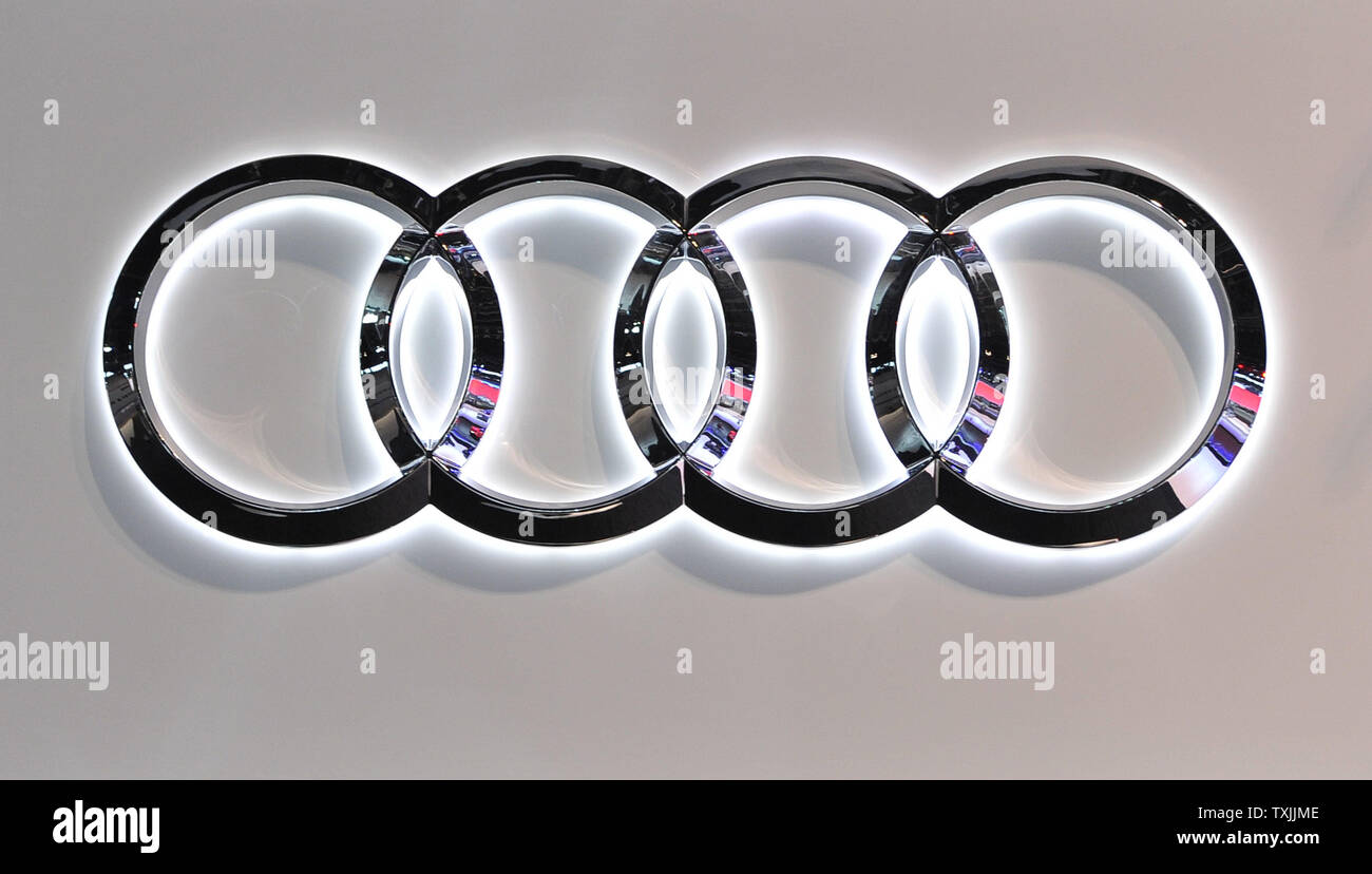Der Audi Logo ist am Display während der Chicago Auto Show im McCormick Place am 9. Februar in Chicago 2012 gesehen. UPI/Brian Kersey Stockfoto