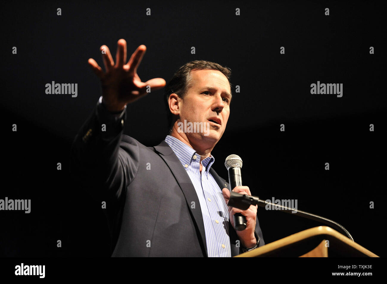 Der republikanische Präsidentschaftskandidat Rick Santorum Gespräche, die auf eine Kampagne Stop bei John Hersey High School am 16. März 2012 in Arlington Heights, Illinois. Die Wähler in Illinois Kopf zu den Abstimmungen am 20. März für eine primäre Wahl. UPI/Brian Kersey Stockfoto