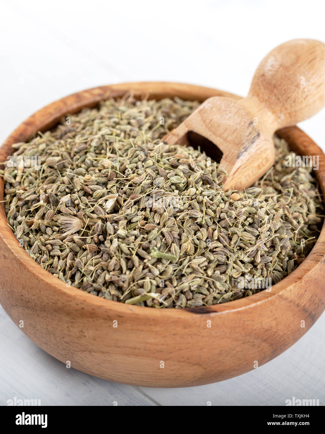 Getrocknete Fenchel Samen in die hölzerne Schüssel auf Holz- Hintergrund. Stockfoto