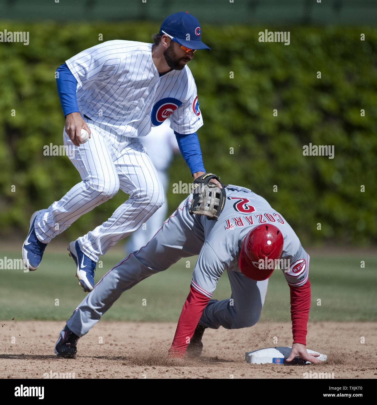 Cincinnati Reds' Zack Cozart (R) Folien in Chicago Cubs zweiter Basisspieler Blake DeWitt bis ein doppeltes Spiel auf einem Boden Kugel durch Rottöne zeichnete Stubbs während des sechsten Inning schlug bei Wrigley Field am 22. April in Chicago 2012 zu brechen. UPI/Brian Kersey Stockfoto