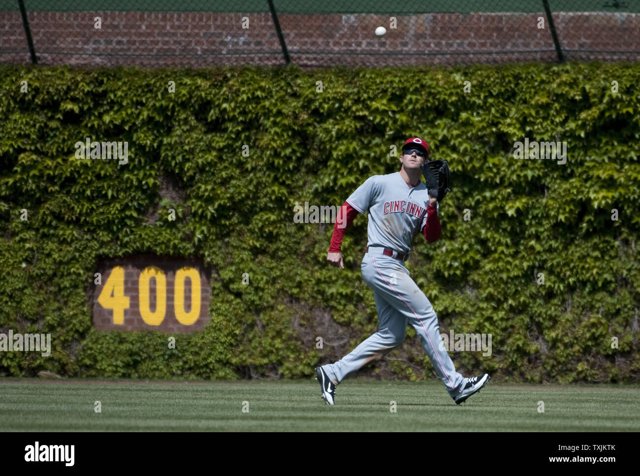 Cincinnati Reds Mittelfeldspieler zog Stubbs fängt eine Fliege Kugel durch Chicago Cubs Randy Wells im dritten Inning schlug bei Wrigley Field am 22. April in Chicago 2012. UPI/Brian Kersey Stockfoto