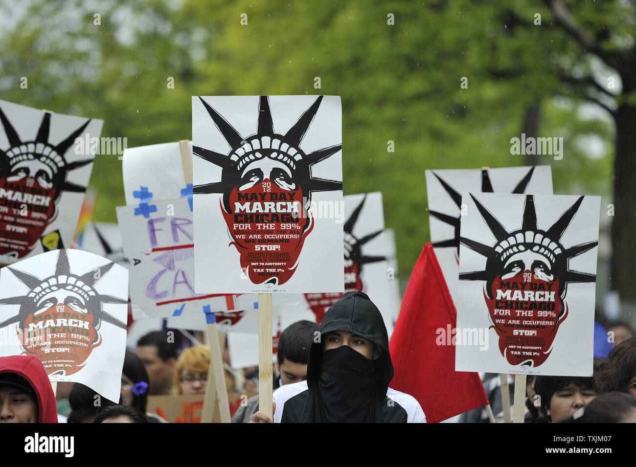 Die Demonstranten durch die Straßen am 1. Mai in Chicago 2012. Demonstranten aeusserten ihre Unterstützung für die Rechte der Arbeitnehmer und Reform der Einwanderung und sprach sich gegen Gier und die Wall Street als Teil der internationalen Arbeiter Tag, ein Gedenken an die Haymarket Riot 1886 in Chicago. UPI/Brian Kersey Stockfoto