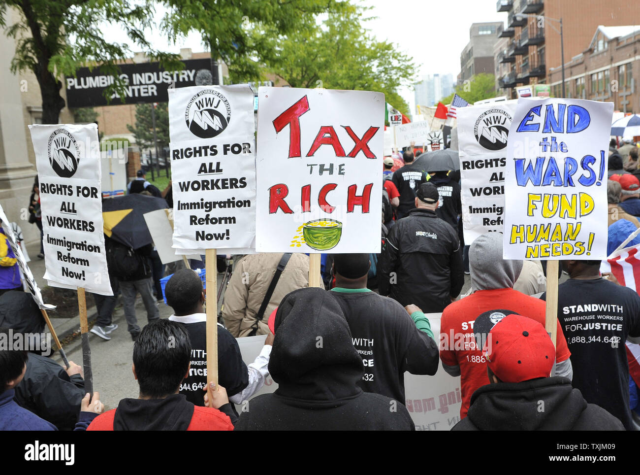 Die Demonstranten durch die Straßen am 1. Mai in Chicago 2012. Demonstranten aeusserten ihre Unterstützung für die Rechte der Arbeitnehmer und Reform der Einwanderung und sprach sich gegen Gier und die Wall Street als Teil der internationalen Arbeiter Tag, ein Gedenken an die Haymarket Riot 1886 in Chicago. UPI/Brian Kersey Stockfoto
