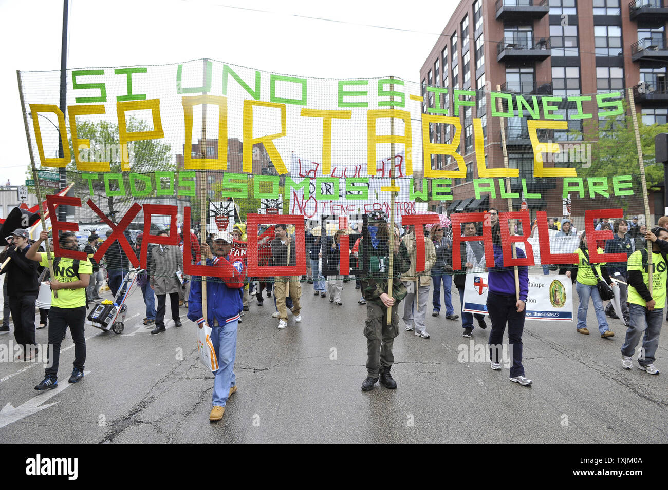 Die Demonstranten durch die Straßen am 1. Mai in Chicago 2012. Demonstranten aeusserten ihre Unterstützung für die Rechte der Arbeitnehmer und Reform der Einwanderung und sprach sich gegen Gier und die Wall Street als Teil der internationalen Arbeiter Tag, ein Gedenken an die Haymarket Riot 1886 in Chicago. UPI/Brian Kersey Stockfoto
