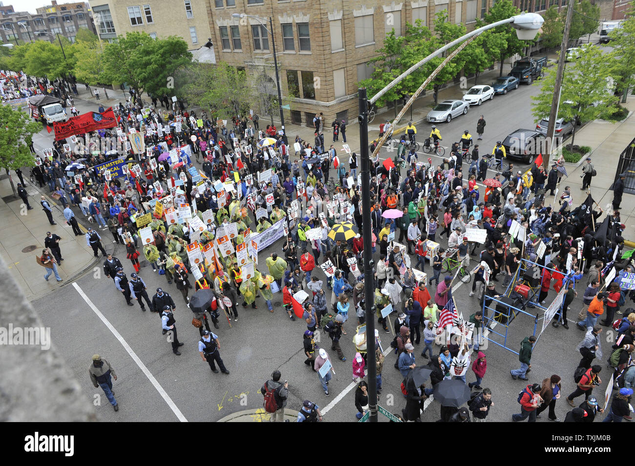 Die Demonstranten durch die Straßen am 1. Mai in Chicago 2012. Demonstranten aeusserten ihre Unterstützung für die Rechte der Arbeitnehmer und Reform der Einwanderung und sprach sich gegen Gier und die Wall Street als Teil der internationalen Arbeiter Tag, ein Gedenken an die Haymarket Riot 1886 in Chicago. UPI/Brian Kersey Stockfoto