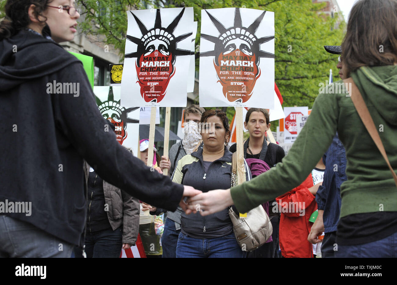 Veronica Romo (C) verbindet rund 1.000 Demonstranten, die sich durch die Straßen marschierten am Mai 1, 2012 in Chicago. Demonstranten aeusserten ihre Unterstützung für die Rechte der Arbeitnehmer und Reform der Einwanderung und sprach sich gegen Gier und die Wall Street als Teil der internationalen Arbeiter Tag, ein Gedenken an die Haymarket Riot 1886 in Chicago. UPI/Brian Kersey Stockfoto