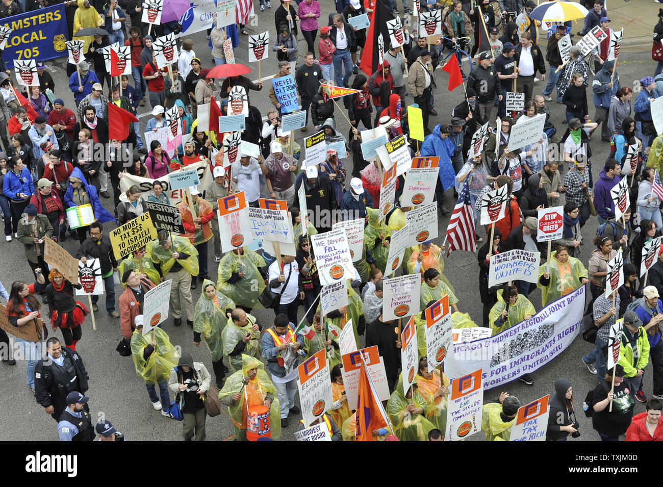 Die Demonstranten durch die Straßen am 1. Mai in Chicago 2012. Demonstranten aeusserten ihre Unterstützung für die Rechte der Arbeitnehmer und Reform der Einwanderung und sprach sich gegen Gier und die Wall Street als Teil der internationalen Arbeiter Tag, ein Gedenken an die Haymarket Riot 1886 in Chicago. UPI/Brian Kersey Stockfoto