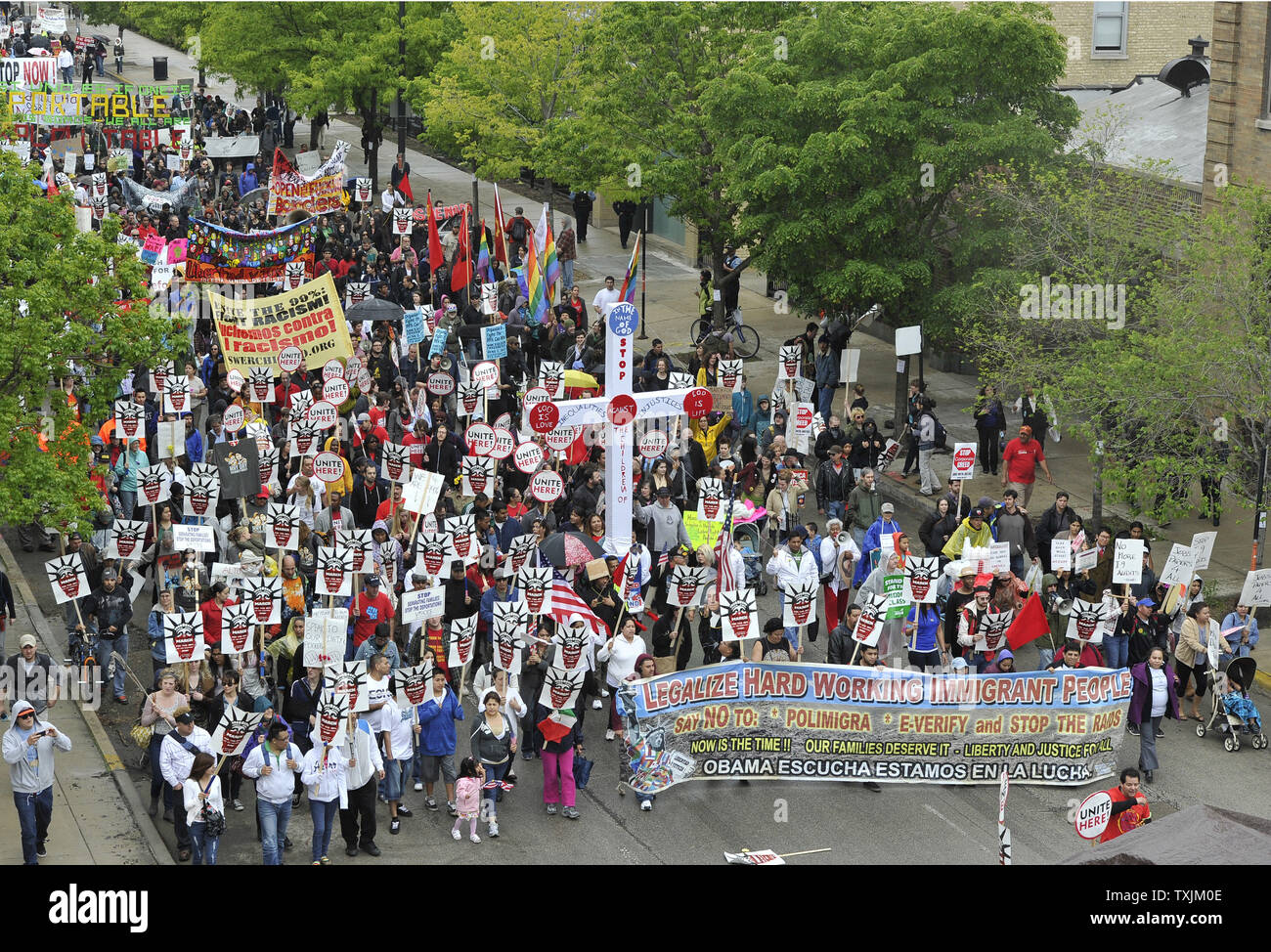 Die Demonstranten durch die Straßen am 1. Mai in Chicago 2012. Demonstranten aeusserten ihre Unterstützung für die Rechte der Arbeitnehmer und Reform der Einwanderung und sprach sich gegen Gier und die Wall Street als Teil der internationalen Arbeiter Tag, ein Gedenken an die Haymarket Riot 1886 in Chicago. UPI/Brian Kersey Stockfoto