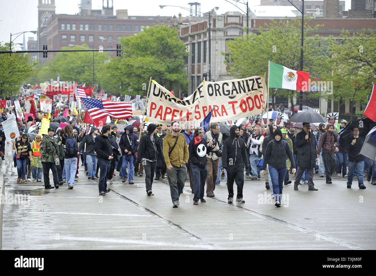Die Demonstranten durch die Straßen am 1. Mai in Chicago 2012. Demonstranten aeusserten ihre Unterstützung für die Rechte der Arbeitnehmer und Reform der Einwanderung und sprach sich gegen Gier und die Wall Street als Teil der internationalen Arbeiter Tag, ein Gedenken an die Haymarket Riot 1886 in Chicago. UPI/Brian Kersey Stockfoto