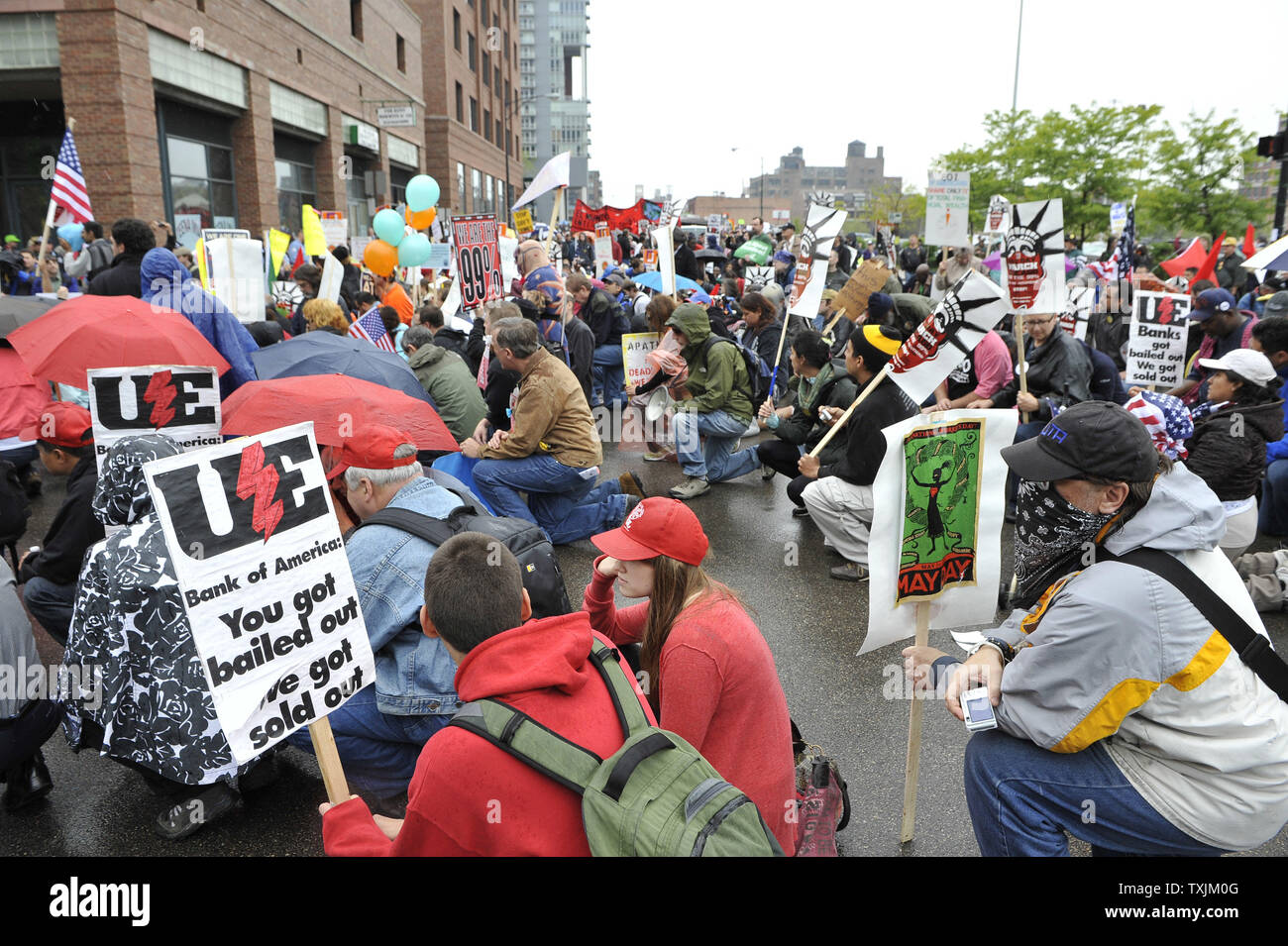 Die Demonstranten durch die Straßen am 1. Mai in Chicago 2012. Demonstranten aeusserten ihre Unterstützung für die Rechte der Arbeitnehmer und Reform der Einwanderung und sprach sich gegen Gier und die Wall Street als Teil der internationalen Arbeiter Tag, ein Gedenken an die Haymarket Riot 1886 in Chicago. UPI/Brian Kersey Stockfoto
