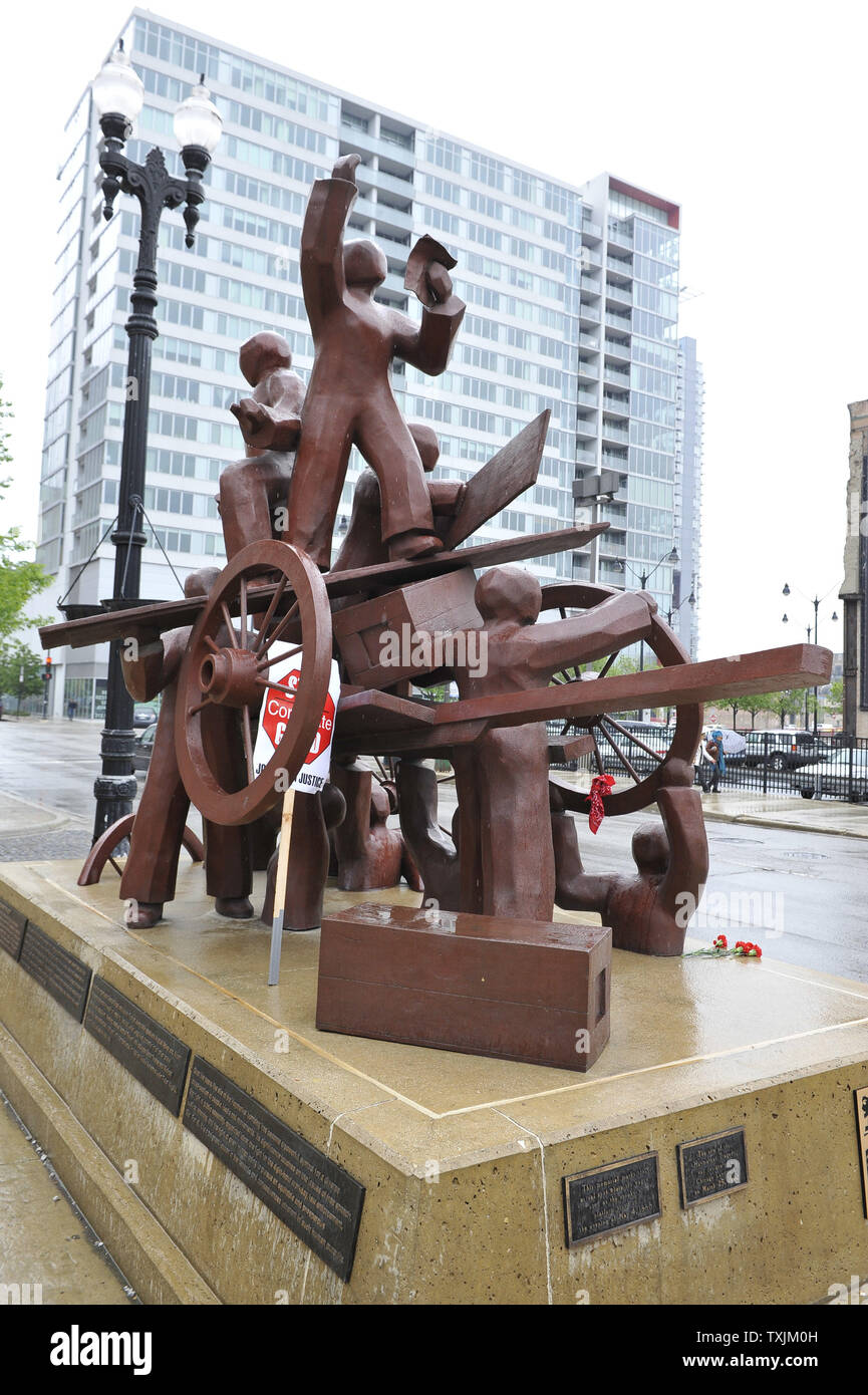 Die Skulptur erinnert an die Stelle der Haymarket Riot 1886 in der Nähe von Downtown am 1. Mai in Chicago 2012. Die Demonstranten auf die Straße, um der Welt die Veranstaltung im Rahmen der Internationalen Arbeiter Tag jeden 1. Mai gedenken. Die 1886 Aufstand begann, als eine unbekannte Person ein Dynamit Bombe in der Polizei versucht, eine öffentliche Versammlung der Arbeitnehmer auf einen Generalstreik für den 8-stündigen Arbeitstag zu zerstreuen warf. In der Antwort, die Polizei feuerte in die Menge töten Dutzende von Demonstranten und mehrere Ihrer eigenen Beamten. UPI/Brian Kersey Stockfoto