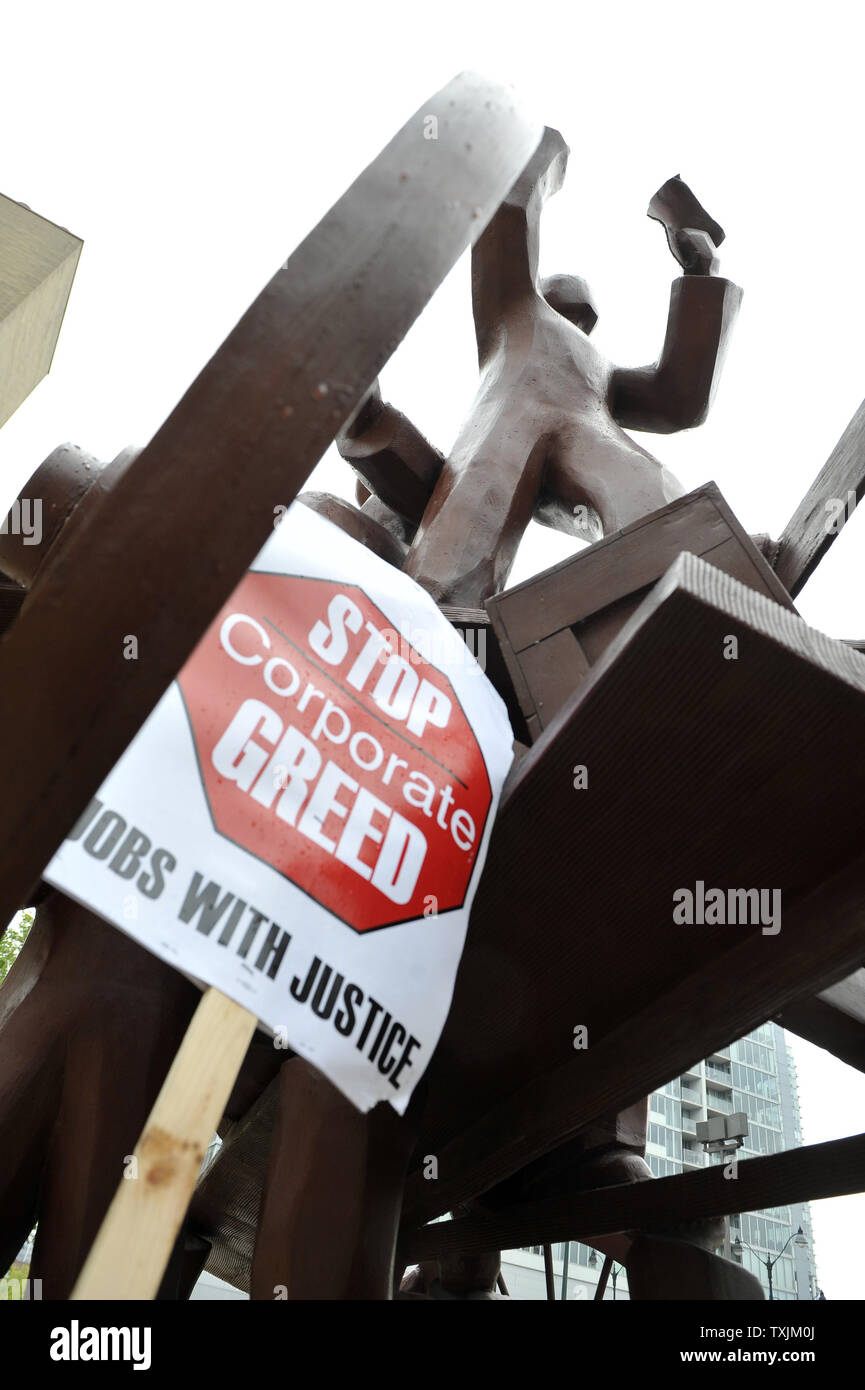 Ein Zeichen ist auf eine Skulptur zum Gedenken an die Stelle der Haymarket Riot 1886 in der Nähe von Downtown am 1. Mai 2012 in Chicago. Die Demonstranten auf die Straße, um der Welt die Veranstaltung im Rahmen der Internationalen Arbeiter Tag jeden 1. Mai gedenken. Die 1886 Aufstand begann, als eine unbekannte Person ein Dynamit Bombe in der Polizei versucht, eine öffentliche Versammlung der Arbeitnehmer auf einen Generalstreik für den 8-stündigen Arbeitstag zu zerstreuen warf. In der Antwort, die Polizei feuerte in die Menge töten Dutzende von Demonstranten und mehrere Ihrer eigenen Beamten. UPI/Brian Kersey Stockfoto