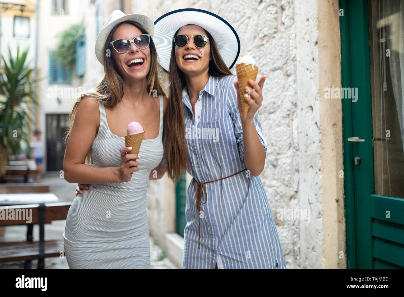 Glückliche junge Frauen Freunde Spaß zusammen haben im Sommer Stockfoto