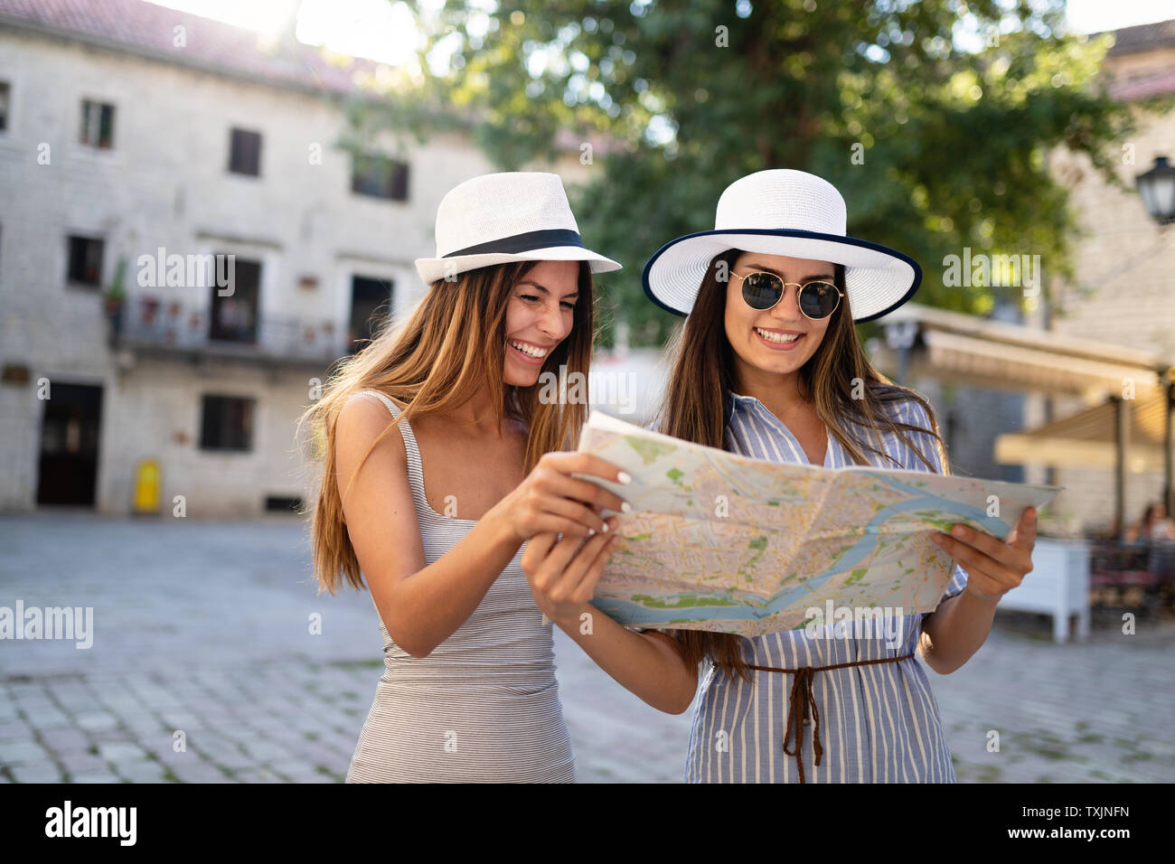 Mädchen Freunde reisen Sommerferien erkunden unbeschwerten Lebensstil zu entdecken Stockfoto