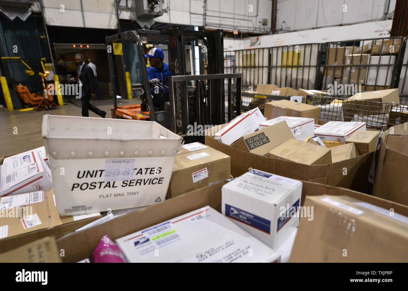 Arbeitnehmer Lkw der Mail an die United States Post Office Chicago Logistik  und Distribution Center am 17. Dezember 2012 in Elk Grove Village,  Illinois. Dezember 17 war der verkehrsreichste Tag des Jahres