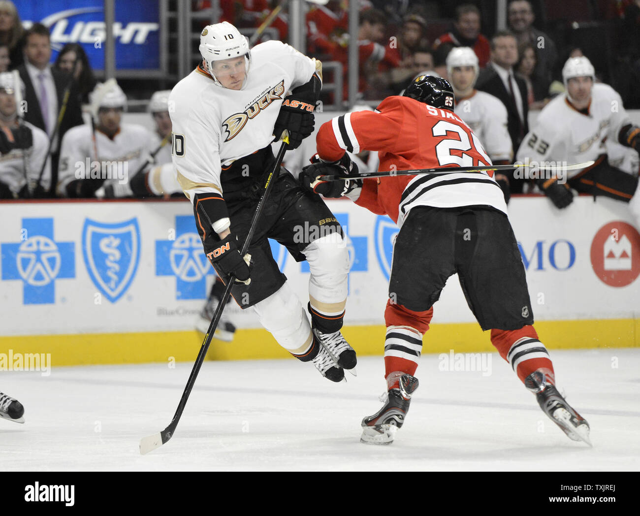 Chicago Blackhawks center Jamal Mayers (R) überprüft, Anaheim Ducks rechten Flügel Corey Perry während des zweiten Zeitraums in der vereinigten Mitte in Chicago am 29. März 2013. UPI/Brian Kersey Stockfoto