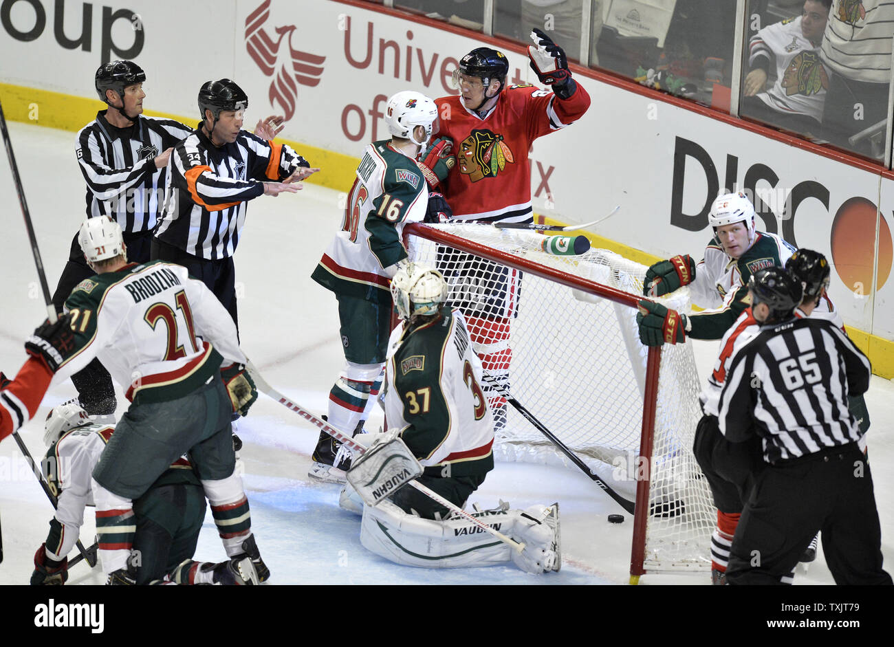 Schiedsrichter Welle aus einem Ziel durch die Chicago Blackhawks in der dritten Periode von Spiel 1 der NHL Western Conference Viertelfinale gegen die Minnesota Wild während der Stanley Cup Playoffs 2013 im United Center in Chicago am 30. April 2013. UPI/Brian Kersey Stockfoto