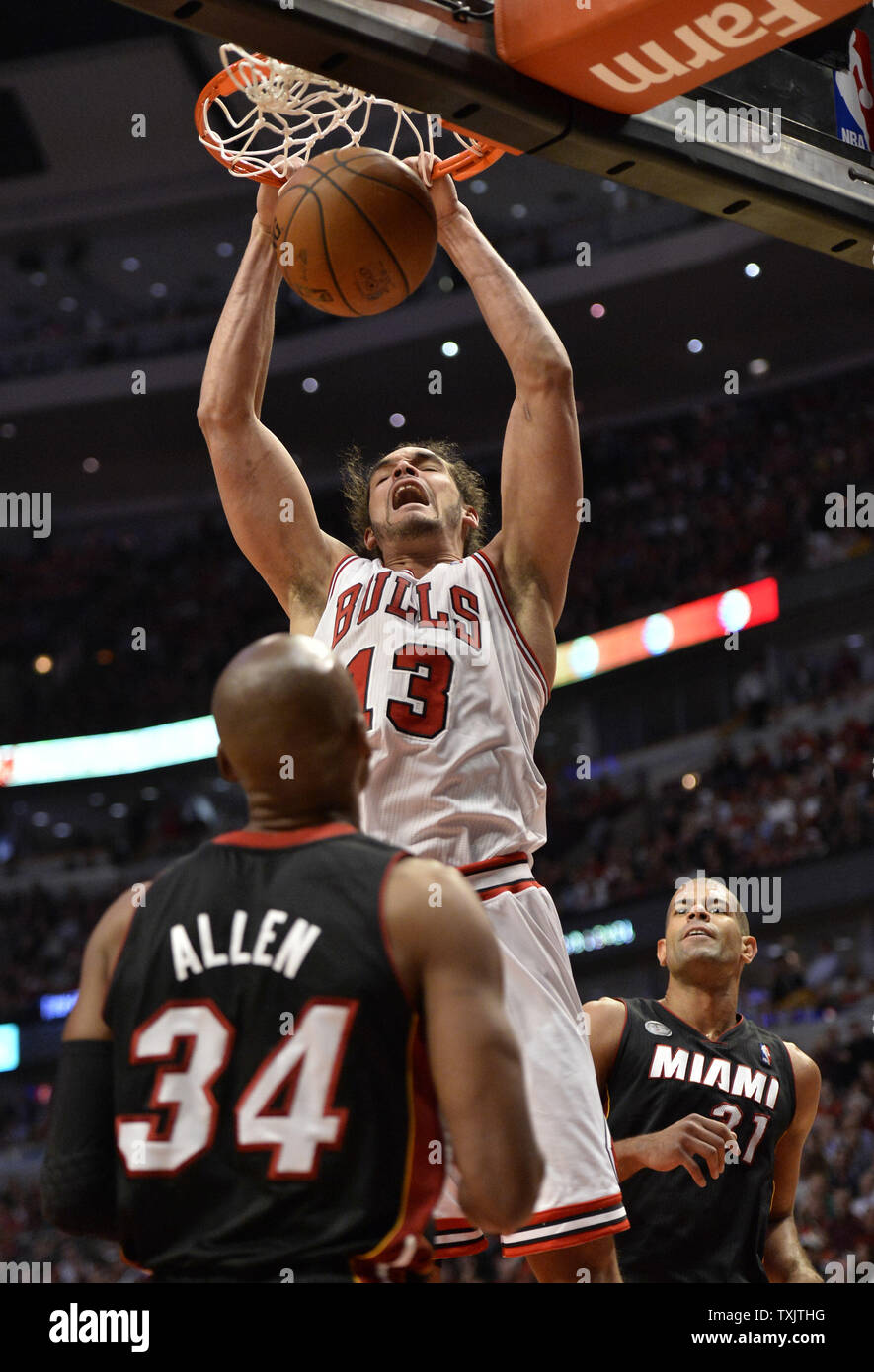 Chicago Bulls Zentrum Joakim Noah (C) dunks wie Miami Heat, Shane Battier (R) und Guard Ray Allen verteidigen im zweiten Quartal Spiel 4 der NBA Eastern Conference Halbfinale während der NBA Playoffs 2013 im United Center in Chicago am 13. Mai 2013. UPI/Brian Kersey Stockfoto