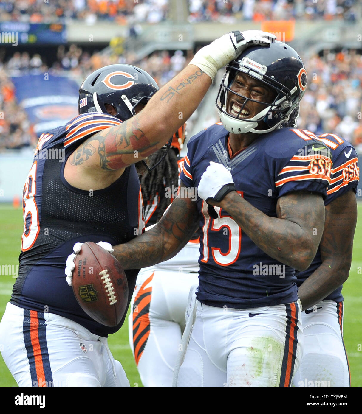 Chicago Bears guard Matt Slauson (L) und Wide Receiver Brandon Marshall Marshall 19 Yard Touchdown Rezeption im vierten Quartal gegen die Cincinnati Bengals im Soldier Field in Chicago am 8. September 2013 feiern. Die Bären besiegte die Bengals 24-21. UPI/Brian Kersey Stockfoto