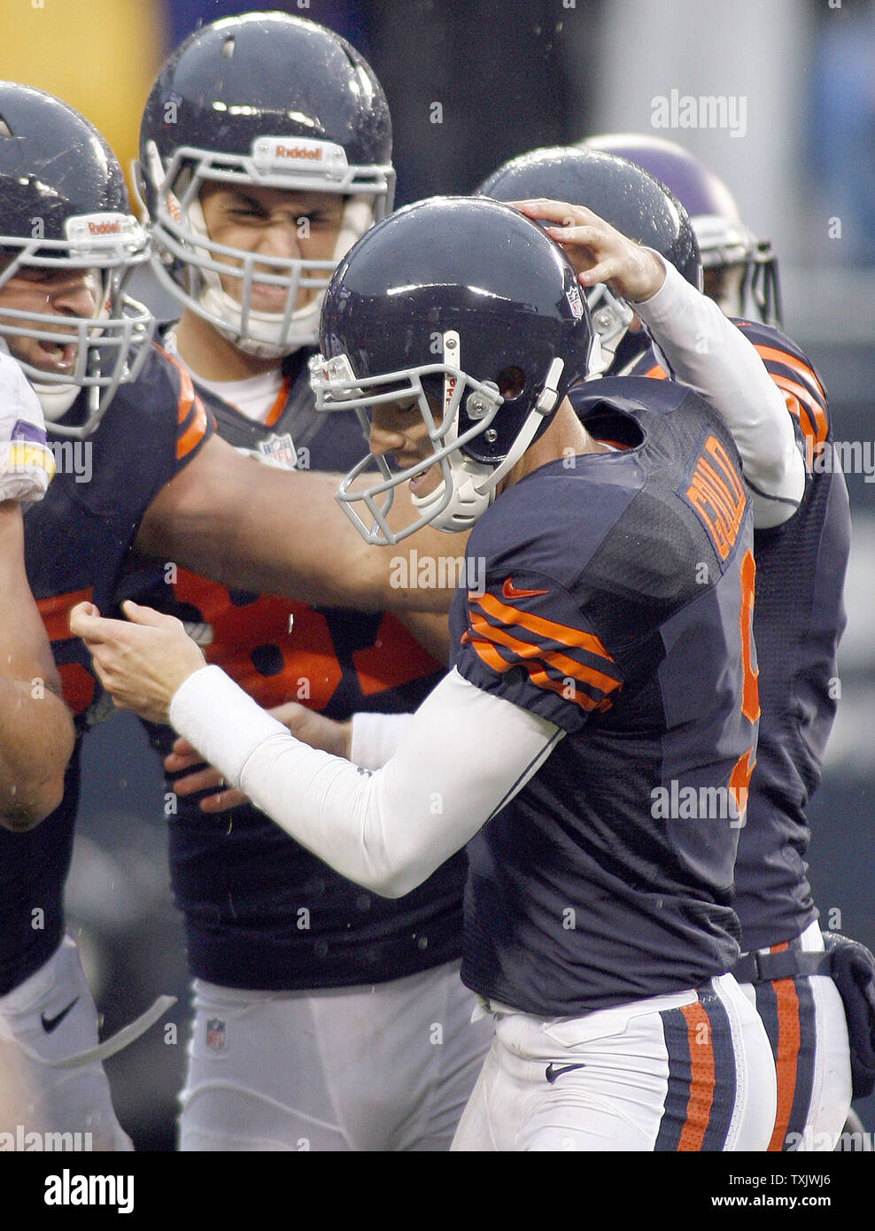 Mannschaftskameraden feiern mit Chicago Bears Kicker Robbie Gould, direkt nachdem er trat der extra Punkt, gab den Bären ein 31-30 Sieg über die Minnesota Vikings während ihrer Spiel September 15, 2013 in Chicago. UPI Foto/Frank Polich Stockfoto