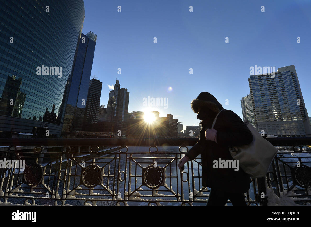 Ein Fußgänger trotzt der Kälte, als sie den Chicago River in Downtown Chicago am 7. Januar 2014 gekreuzt. Chicago erlebt seinen zweiten Tag der minusgraden als arktische Luft masse setzte die Region griff zu. UPI/Brian Kersey Stockfoto