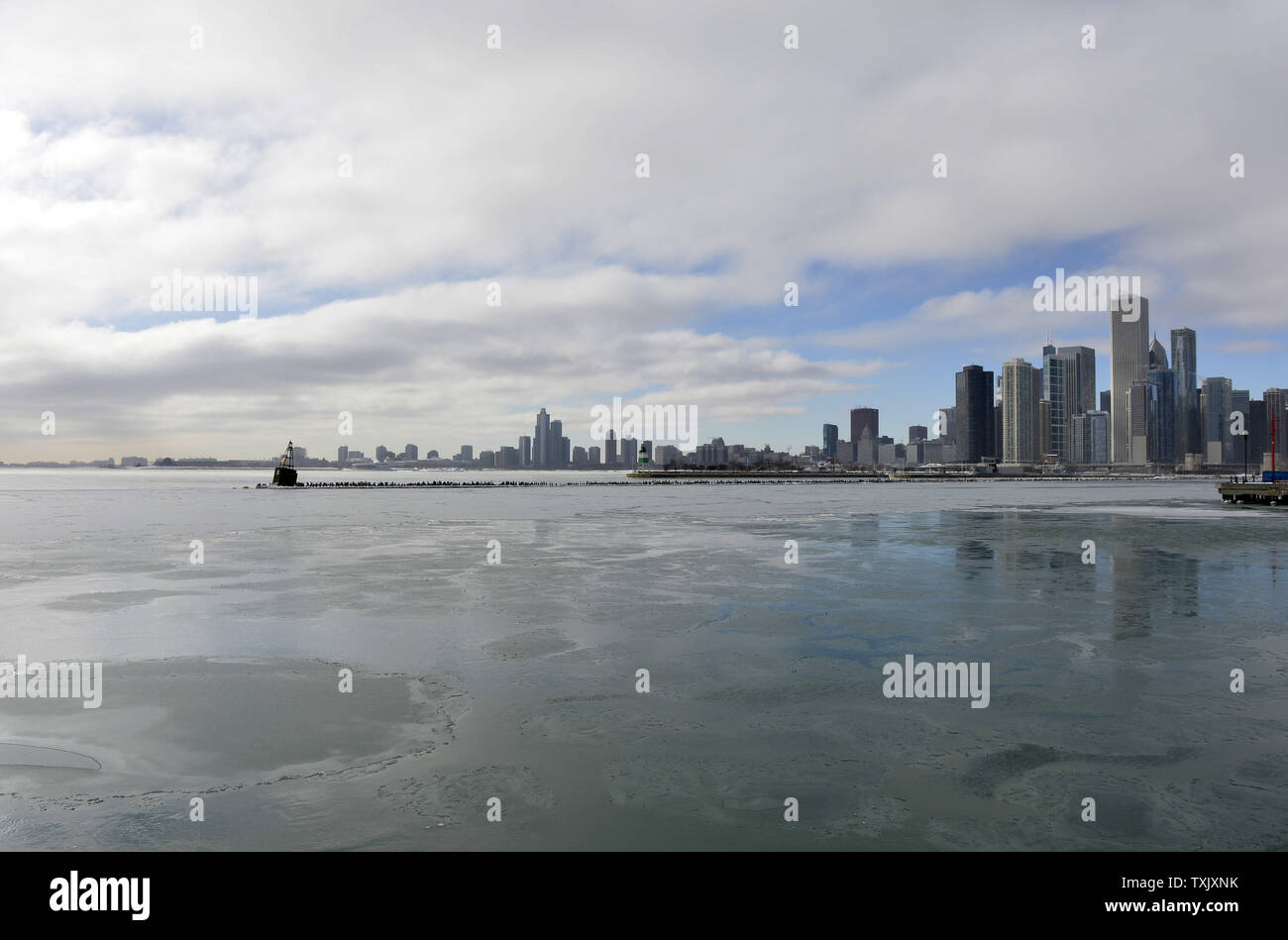 Frostbildung am Lake Michigan in Chicago am 21. Januar 2014. Eine übernachtung Schneesturm gedumpten mehr als einem halben Fuß Schnee auf den Bereich und wurde von einem anderen Masse der arktische Luft mit Temperaturen nahe Null Grad Fahrenheit und Windschauer gut unterhalb gefolgt. UPI/Brian Kersey Stockfoto