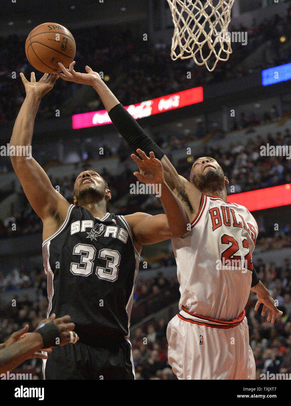 San Antonio Spurs, Boris Diaw (L) und Chicago Bulls vorwärts Taj Gibson für eine Erholung im zweiten Quartal in der vereinigten Mitte in Chicago gehen am 11. März 2014. UPI/Brian Kersey Stockfoto