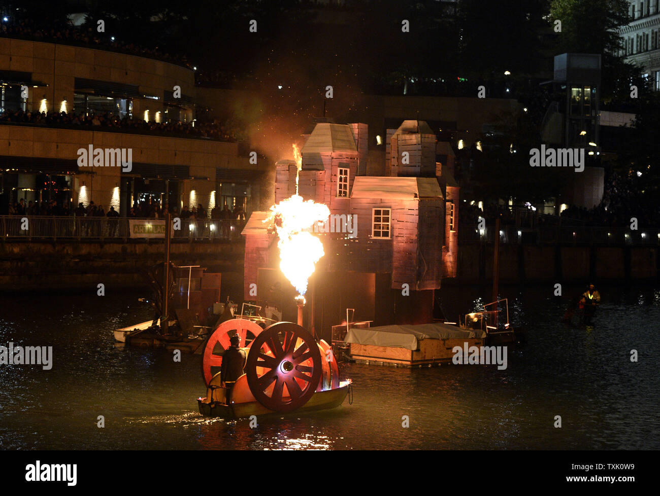 Ein mock Steamship schießt Feuer aus seinem Schornstein wie ein Haus - wie Bildhauerei in Brand als Teil der 'Grand Spektakel" der Eröffnungs-großen Chicago Fire Festival am 4. Oktober in Chicago 2014 eingestellt ist. Tausende von Menschen säumten die Ufer des Chicago River die Veranstaltung zum Gedenken an den großen Chicago Feuer, das in der Nacht vom 8. Oktober 1871 begann und verbrannte für über 24 Stunden über 300 Menschen zu töten und zerstören mehr drei quadratischen Meilen aus der Stadt zu beobachten. Technische Probleme hinderten die Häuser aus, völlig verschlungen wie geplant. UPI/Brian Kersey Stockfoto