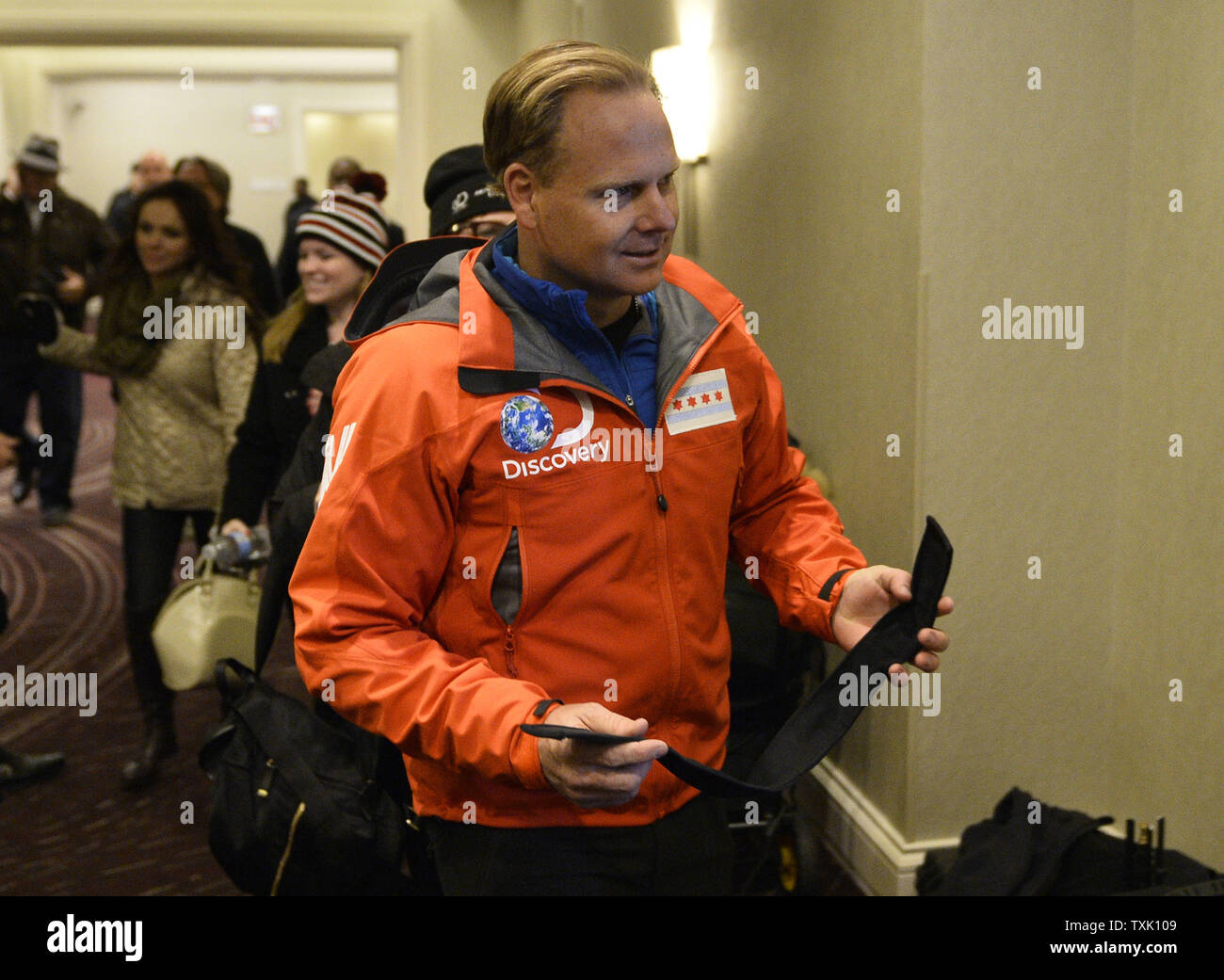 Nik Wallenda kommt auf einer Pressekonferenz nach seiner zwei erfolgreiche, Welt - Rekord: High Wire Spaziergänge am 2. November 2014 in Chicago. Wallenda erste ging ein Kabel mehr als zwei Blocks lang, 600 Meter hoch und auf einer 19 Grad Steigung über den Chicago River von der Marina City West Tower auf die Leo Burnett Gebäude, einen Weltrekord für die steilste Steigung für die Gratwanderung zu Fuß zwischen zwei Gebäuden, die je gemacht wurden. Er ging dann zurück über den Fluss auf die Erde und machte einen 500 Meter hohen, mit verbundenen Augen zu Fuß zwischen den beiden Marina City Towers, einen weiteren Weltrekord für die Stockfoto