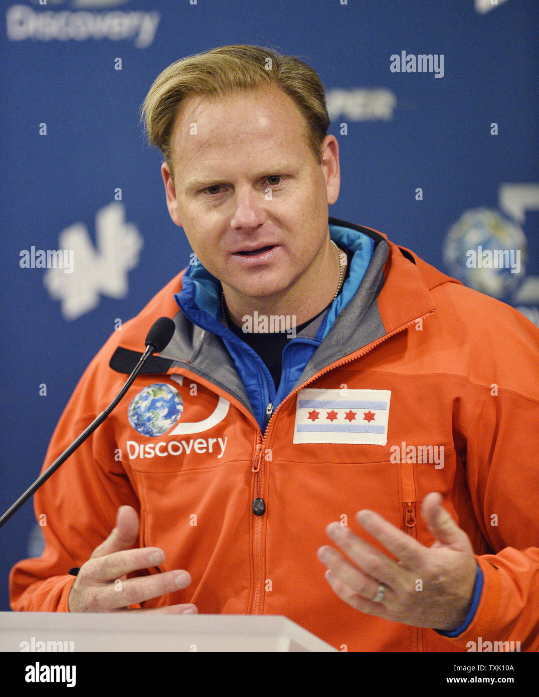 Nik Wallenda spricht bei einer Pressekonferenz nach seiner zwei erfolgreiche, Welt - Rekord: High Wire Spaziergänge am 2. November 2014 in Chicago. Wallenda erste ging ein Kabel mehr als zwei Blocks lang, 600 Meter hoch und auf einer 19 Grad Steigung über den Chicago River von der Marina City West Tower auf die Leo Burnett Gebäude, einen Weltrekord für die steilste Steigung für die Gratwanderung zu Fuß zwischen zwei Gebäuden, die je gemacht wurden. Er ging dann zurück über den Fluss auf die Erde und machte einen 500 Meter hohen, mit verbundenen Augen zu Fuß zwischen den beiden Marina City Towers, einen weiteren Weltrekord für die Stockfoto