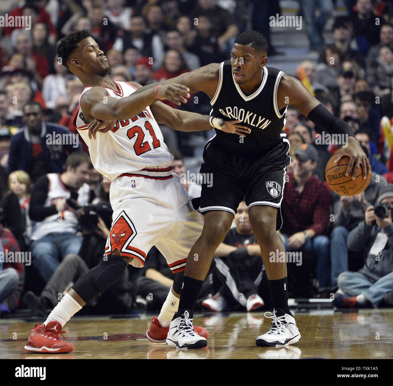 Brooklyn Nets, Joe Johnson (R) Laufwerke auf Chicago Bulls guard Jimmy Butler im ersten Quartal bei der Vereinigten Mitte am 30. Dezember in Chicago 2014. UPI/Brian Kersey Stockfoto